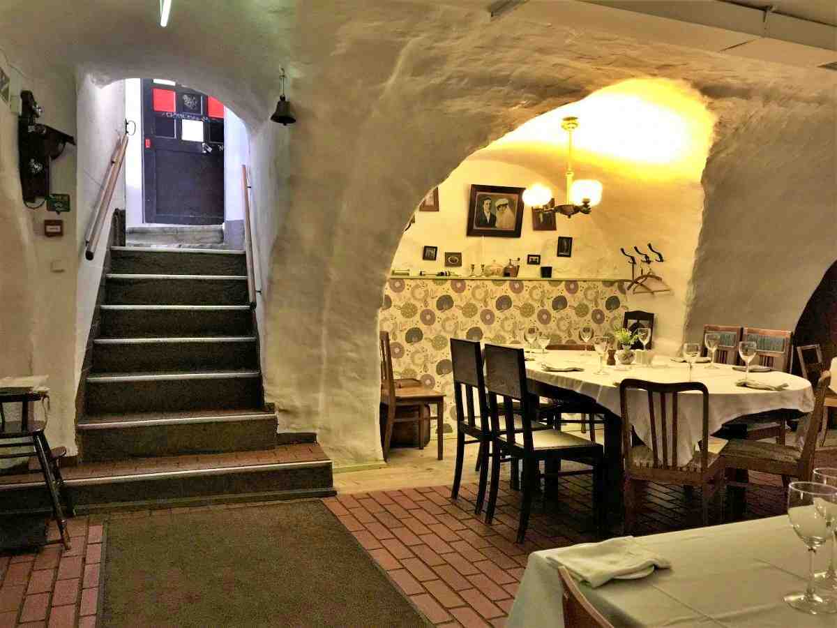 塔林老城區餐廳用餐