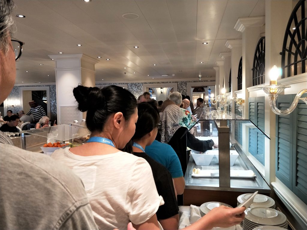 歌詩達威尼斯號 - 主餐廳早餐自助取餐區