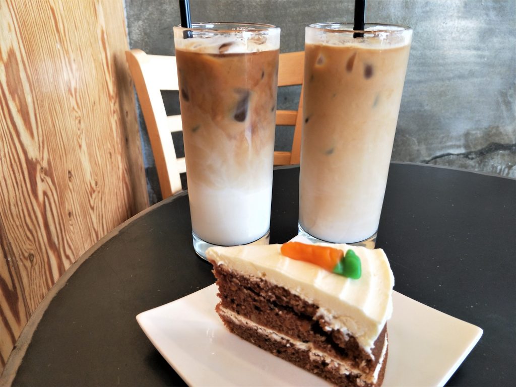 Café Lowa 的胡蘿蔔蛋糕和拿鐵
